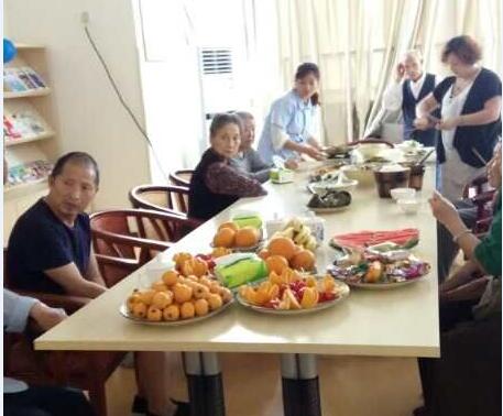 02医院护士、护工细心的为老人夹菜喂饭.jpg