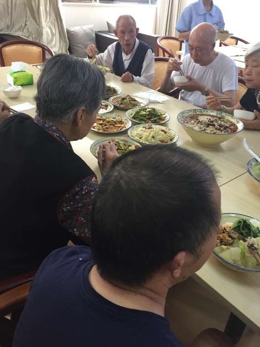 01为爷爷奶奶们精心准备午餐.jpg