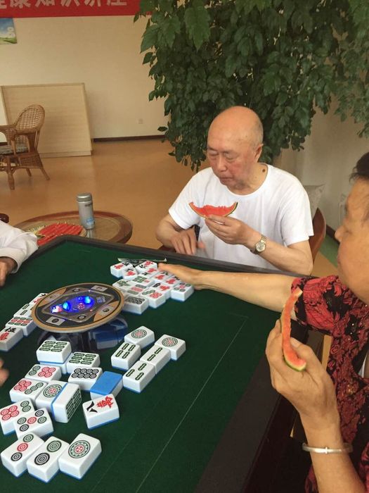06爷爷奶奶们理疗完继续娱乐，吃着西瓜，打着麻将，精神倍棒，生活总是那么惬意！.jpg